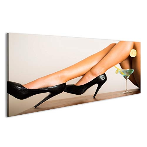 islandburner Bild auf Leinwand Anziehende bloße sexy weibliche Beine in den schwarzen Lederschuhen auf hohen Absätzen mit halb fris Wandbild, Poster, Leinwandbild IEY-Pano