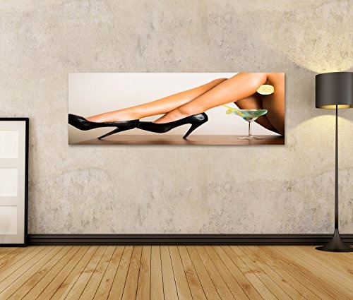islandburner Bild auf Leinwand Anziehende bloße sexy weibliche Beine in den schwarzen Lederschuhen auf hohen Absätzen mit halb fris Wandbild, Poster, Leinwandbild IEY-Pano