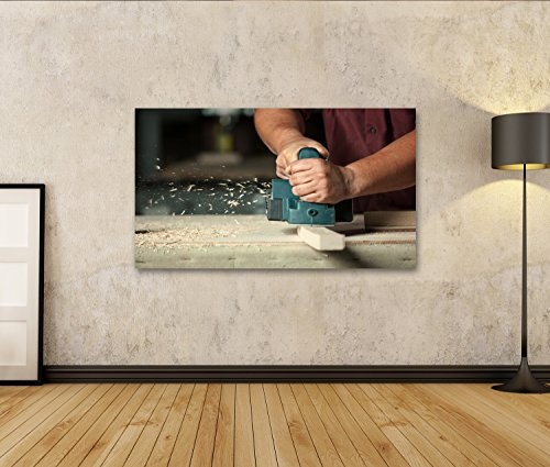 islandburner Bild Bilder auf Leinwand Schreiner Arbeiten mit Elektrohobel auf Holzbrett in der Werkstatt. Wandbild, Poster, Leinwandbild EUF