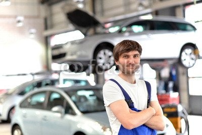 Leinwand-Bild 140 x 90 cm: "erfolgreicher KFZ Mechaniker in einer Werkstatt", Bild auf Leinwand