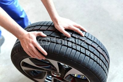 Leinwand-Bild 140 x 90 cm: "Reifenwechsel in einer KFZ Werkstatt // Tire change by mechanic", Bild auf Leinwand