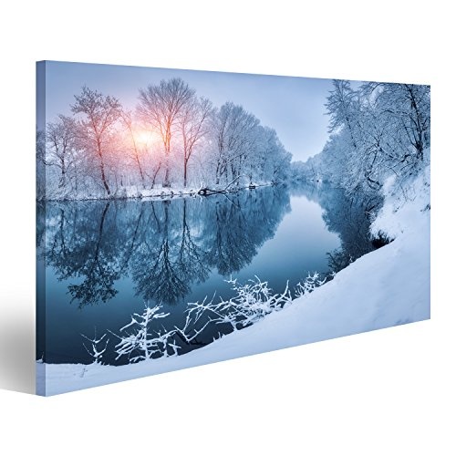 Bild Bilder auf Leinwand Winterwald auf dem Fluss bei Sonnenuntergang. Bunte Landschaft mit schneebedeckten Bäumen, Fluss mit Reflexion im Wasser am kalten Abend. Wandbild, Poster, Leinwandbild LBY