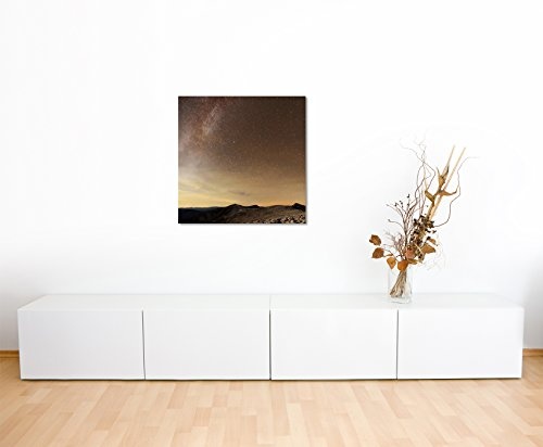 Leinwandbild 60x60cm Landschaftsfotografie – Milchstraße über karger Landschaft auf Leinwand exklusives Wandbild moderne Fotografie für ihre Wand in vielen Größen