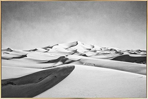 KunstLoft® Gerahmte Fotografie Einsame Wüste 90x60cm | moderner Foto-Print hinter Echtglas | Wüsten Berge Schwarz-Weiß | Fotokunst inkl. Aluminium-Bilderrahmen