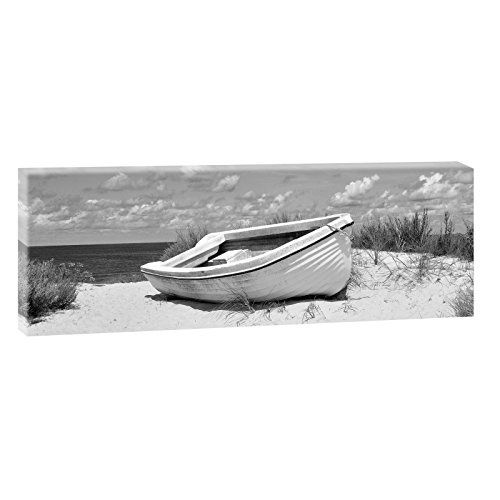 Boot am Strand | Panoramabild im XXL Format | Kunstdruck auf Leinwand | Wandbild | Poster | Fotografie | Verschiedene Formate und Farben (150 cm x 50 cm , Schwarz-Weiß)