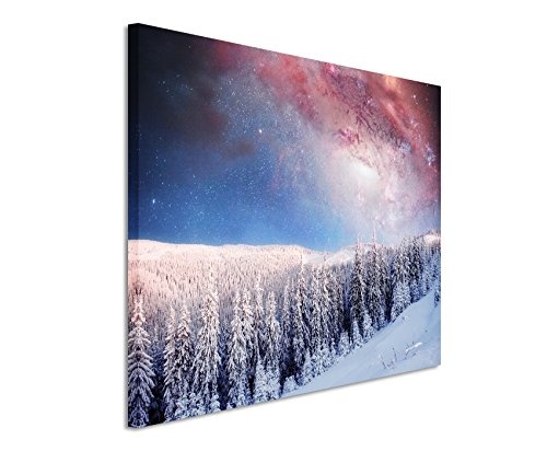 Paul Sinus Art Kunstfoto auf Leinwand 60x40cm Landschaftsfotografie - Sternenhimmel über verschneitem Wald auf Leinwand Exklusives Wandbild Moderne Fotografie für Ihre Wand in Vielen Größen
