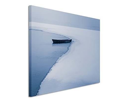 Paul Sinus Art Kunstfoto auf Leinwand 60x40cm Landschaftsfotografie - Einsames Boot am eingefrorenen See auf Leinwand Exklusives Wandbild Moderne Fotografie für Ihre Wand in Vielen Größen