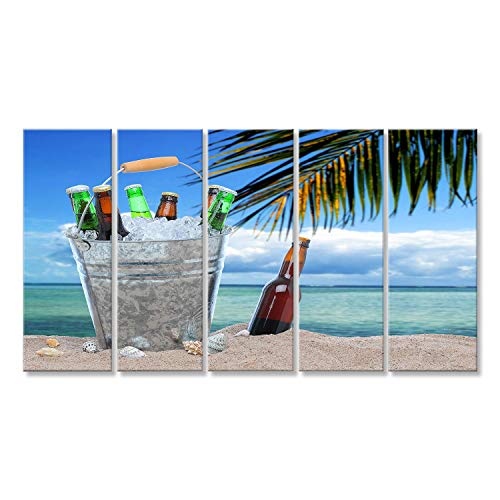 Bild auf Leinwand Verschiedene Bierflaschen in Einem Eimer EIS im Sand an Einem tropischen Strand. Eine Bierflasche ohne Verschluss steckt von selbst im Sand neben dem Eimer. Wandbild Poster