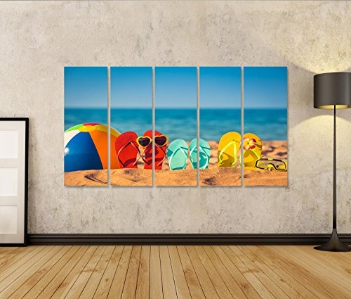 Bild auf Leinwand Flip-Flops, Strandball und Schnorcheln im Sand. Sommerurlaubskonzept Wandbild Poster Leinwandbild