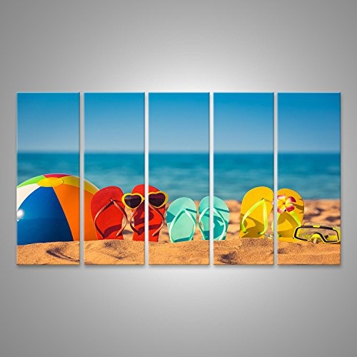 Bild auf Leinwand Flip-Flops, Strandball und Schnorcheln im Sand. Sommerurlaubskonzept Wandbild Poster Leinwandbild