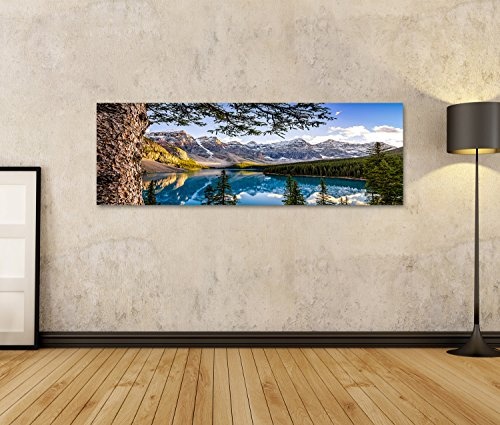 islandburner Bild auf Leinwand Landschaftsansicht des Morain Sees und des Gebirgszugs mit Baum im Vordergrund, Alberta, Kanada Wandbild, Poster, Leinwandbild IAW-Pano