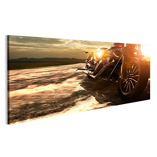Bild Bilder auf Leinwand Altes Retro- Motorrad, das auf Landstraße gegen schönes Licht des Sonnenunterganghimmels Reist Wandbild, Poster, Leinwandbild OII