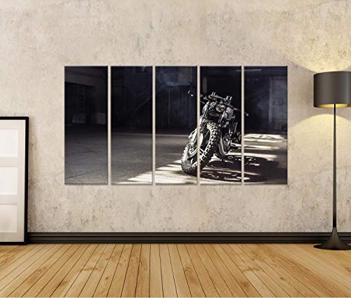 Bild auf Leinwand Vintage-Motorrad, das in Einem dunklen Gebäude in den Sonnenstrahlen Steht. Getönte Farben. Vorderansicht Wandbild Leinwandbild Kunstdruck Poster 170x80cm - 5 Teile XXL