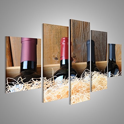 islandburner, Bild auf Leinwand Nahaufnahme von Vier verschiedenen Weinflaschen in Einer Holzkiste mit Strohpackmaterial. Wandbild Poster Leinwandbild
