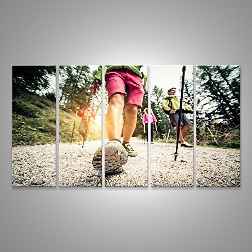 islandburner Bild auf Leinwand Gruppe von Wanderern mit Rucksäcken und Stöcken zu Fuß auf Einem Berg bei Sonnenuntergang - Vier Freunde Machen einen Ausflug in die Natur Wandbild, Poster, Le