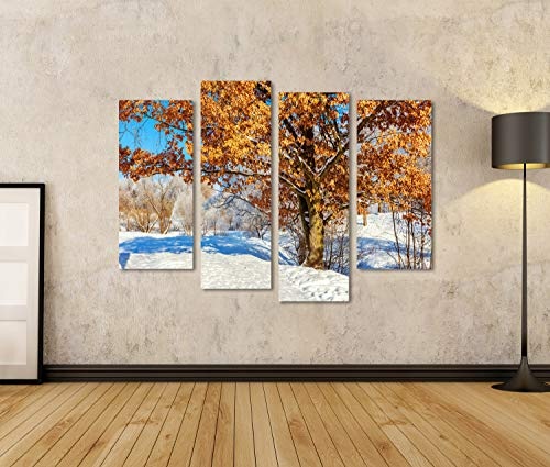 Bild auf Leinwand Frostige Bäume im verschneiten Wald, kaltes Wetter am sonnigen Morgen. Ruhige Winterlandschaft im Sonnenlicht. Inspirier Wandbild Leinwandbild Kunstdruck Poster 130x80cm - 4 Teile