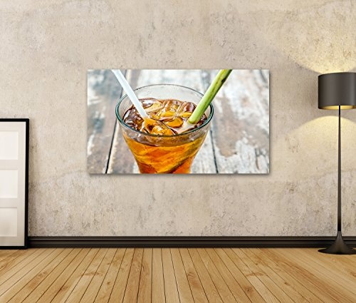 islandburner Bild Bilder auf Leinwand Glas kaltes Cocktail mit Eiswürfeln auf Hintergrund der alte Wandbild, Poster, Leinwandbild MEA