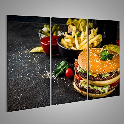 Bild Bilder auf Leinwand Verschiedenes Partynahrung, Hamburger, Pommes-Frites, Kartoffelchips, in Essig eingelegte Gurken, Zwiebeln, Tomaten und kalte Bierflaschen, rostiger schwarzer konkre