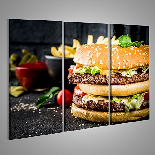 Bild Bilder auf Leinwand Verschiedenes Partynahrung, Hamburger, Pommes-Frites, Kartoffelchips, in Essig eingelegte Gurken, Zwiebeln, Tomaten und kalte Bierflaschen, rostiger schwarzer konkre