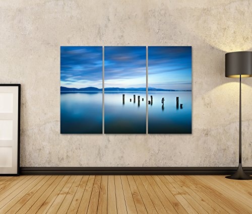 Bild auf Leinwand Holzpier oder Steg bleibt auf Einem blauen See Sonnenuntergang und bewölkter Himmel Spiegelung auf dem Wasser Lange Sicht, Versilia Massaciuccoli See, Toskana, Italien Wand