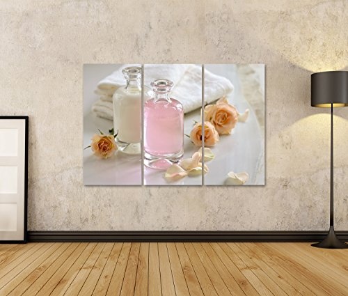 islandburner Bild Bilder auf Leinwand Kosmetische Flüssigkeiten, vielleicht Milch, Shampoo oder Toner, in Glasflaschen mit Rosen verziert. Wandbild, Poster, Leinwandbild EOM