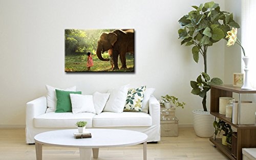 Berger Designs - Wandbild auf Leinwand als Kunstdruck in verschiedenen Größen. Kind spielt in der Wildnis mit Einem Elefanten. Beste Qualität aus Deutschland (80 x 60 cm BxH)