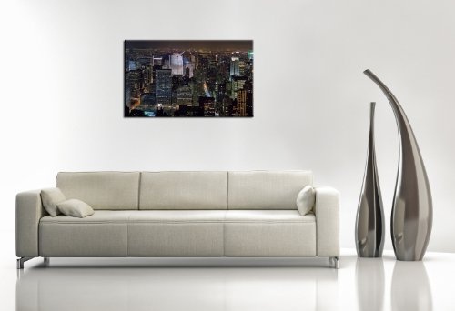 Berger Designs Stadtpanorama (New York Skyline at night - 80x110cm) Bild auf Leinwand als Kunstdruck mit Rahmen aus Holz. (New York Weltstadt Nacht Lichtermeer Wolkenkratzer). 100% Made in Germany