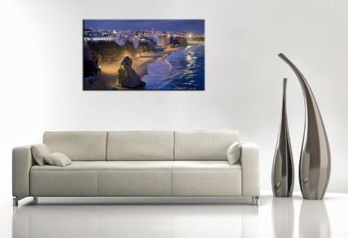 SENSATIONSPREIS! Bild auf Leinwand - modern Art Design (albufeira-60x110cm) Kunstdruck auf Rahmen mit Bilder Motiv (Stadt Albufeira Küstenlandschaft Dämmerung Meer Felsen Urlaub) . Schnäppchen, ideal als Geschenk für Familie & Freunde. Schöner wohnen mit