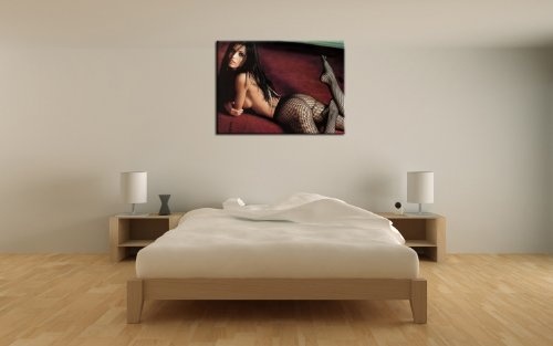 Berger Designs Wandbild (Erotik Girl 60x80 cm) Bild auf Leinwand als Kunstdruck mit Rahmen aus Holz. Bild Motiv (Frau sexy liegend). 100% Made in Germany. Qualität aus Deutschland.