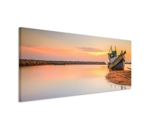 Modernes Bild 120x40cm Landschaftsfotografie - Boot am Strand im Zwielicht