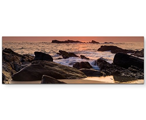 Panoramabild auf Leinwand in 150x50cm Steiniger Strand bei Sonnenuntergang