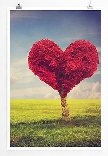 Best for home Artprints - Fotocollage - Herzförmiger roter Baum auf einer sonnigen Wiese- Fotodruck in gestochen scharfer Qualität