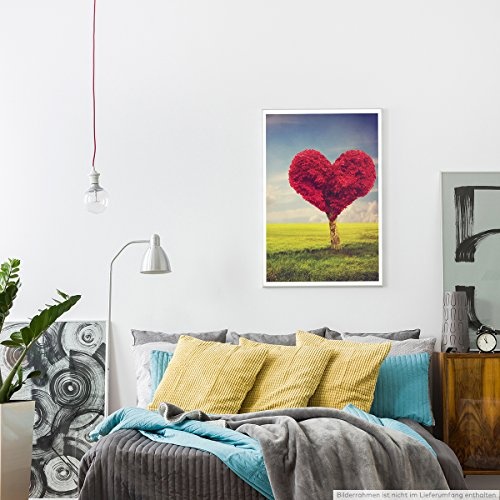 Best for home Artprints - Fotocollage - Herzförmiger roter Baum auf einer sonnigen Wiese- Fotodruck in gestochen scharfer Qualität