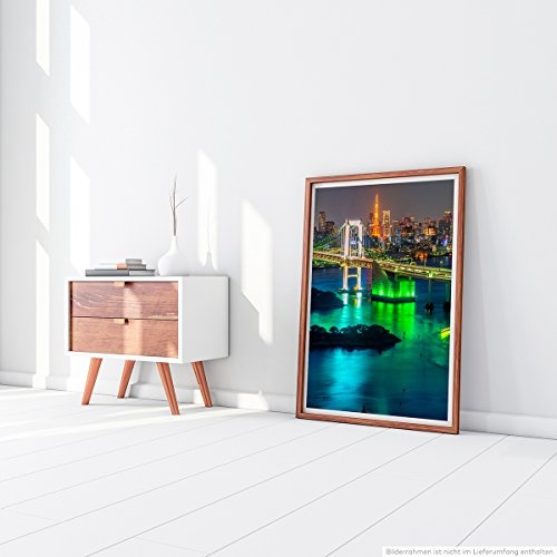 Best for home Artprints - Urbane Fotografie - Rainbow Brücke Hängebrücke über den Hafen von Tokio Skyline bei Nacht- Fotodruck in gestochen scharfer Qualität