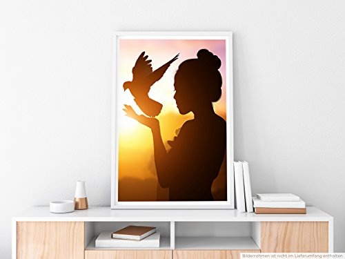 Best for home Artprints - Künstlerische Fotografie - Frau mit Vogel und Sonnenaufgang- Fotodruck in gestochen scharfer Qualität