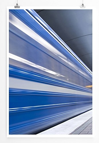 Best for home Artprints - Urbane Fotografie - Einfahrende blaue Bahn- Fotodruck in gestochen scharfer Qualität