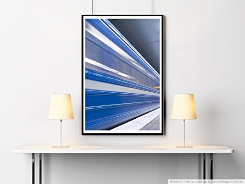 Best for home Artprints - Urbane Fotografie - Einfahrende blaue Bahn- Fotodruck in gestochen scharfer Qualität