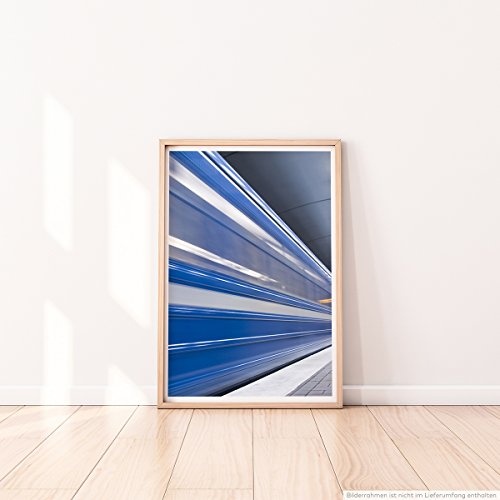 Best for home Artprints - Urbane Fotografie - Einfahrende blaue Bahn- Fotodruck in gestochen scharfer Qualität