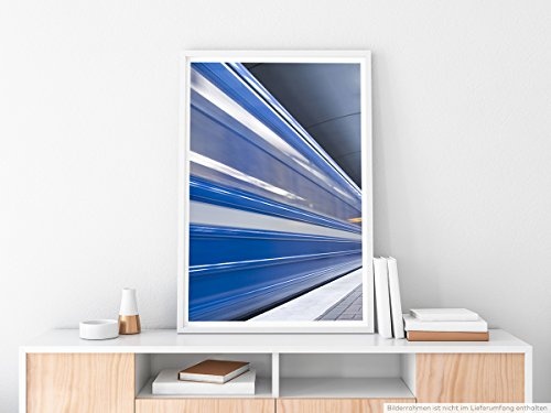 Best for home Artprints - Urbane Fotografie - Einfahrende blaue Bahn- Fotodruck in gestochen scharfer Qualität