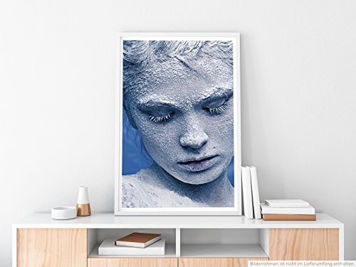 Best for home Artprints - Künstlerische Fotografie - Porträt eines mit Schnee bedeckten Mädchens- Fotodruck in gestochen scharfer Qualität