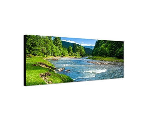 Wandbild auf Leinwand als Panorama in 120x40 cm Landschaft Wald Wiese Fluss! Blauer Himmel im Gebirge mit reißendem Bach und einem schönen grünen Wald mit Tannen .