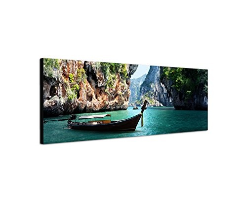 Wandbild auf Leinwand als Panorama in 120x40 cm Thailand Long-tail boat zwischen Felsen im türkis blauem Wasser. Den Urlaub an der Wand. Qualität von bestforhome.