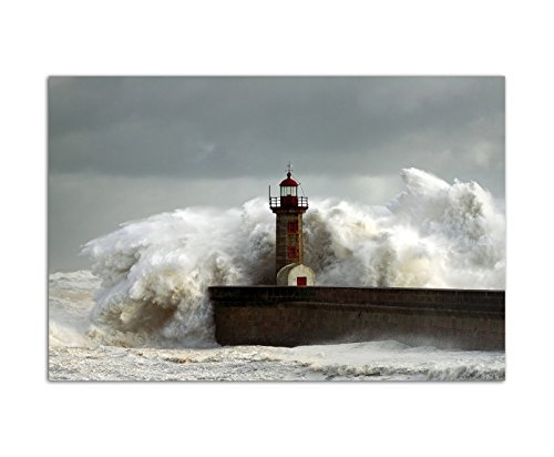 120x60 cm - Leuchtturm am Meer bei Sturm. Riesige Welle trifft Leuchtturm. Starke Brandung. Herbststurm - Bild auf Keilrahmen modern stilvoll - Bilder und Dekoration