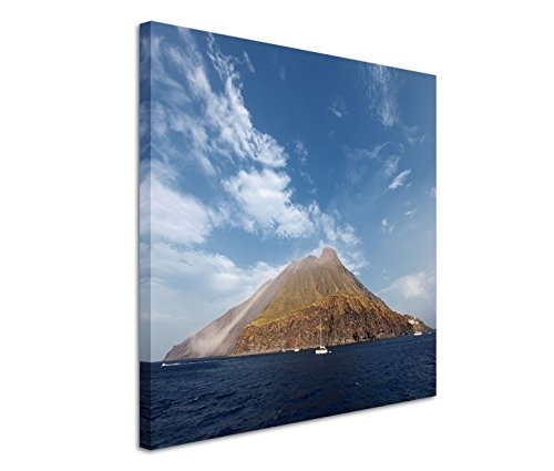 Fotokunst quadratisch 60x60cm Landschaftsfotografie - Stromboli Vulkan vor dem Meer