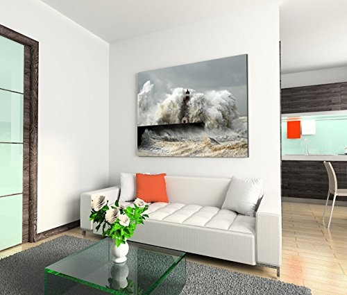 Modernes Bild 120x80cm Landschaftsfotografie - Leuchtturm im schweren Sturm. Wellen mit Schaumkrone.