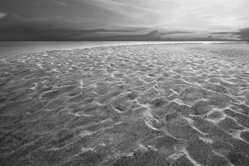 Bilderdepot24 Vlies Fototapete - Sandstrand mit Abendhimmel - schwarz Weiss - 300x200 cm - mit Kleister - Poster - Foto auf Tapete - Wandbild - Wandtapete - Vliestapete