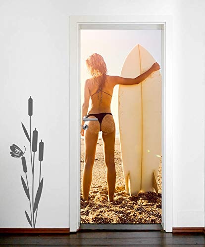 Bilderdepot24 Türtapete selbstklebend Surfer Girl 90 x 200 cm - einteilig Türaufkleber Türfolie Türposter - Frau Sexy Surfboard Surfbrett Strand Sonne Sport Po Sand Bikini