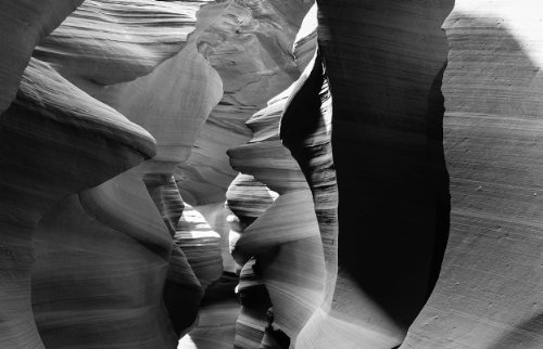 Bilderdepot24 Fototapete selbstklebend Antelope Canyon - Arizona USA III - schwarz weiß 360x230 cm - Wandposter Tapete Motivtapete - Slot Canyon USA Sand rot