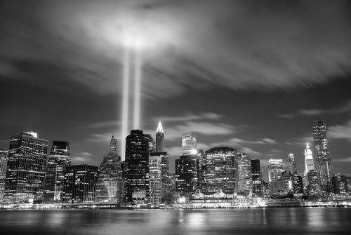 Bilderdepot24 Vlies Fototapete - New York City (Manhattan) bei Nacht - USA - schwarz Weiss - 300x200 cm - mit Kleister - Poster - Foto auf Tapete - Wandbild - Wandtapete