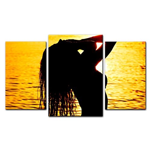 Wandbild - Frau im Ozean - Bild auf Leinwand - 100x60 cm dreiteilig - Leinwandbilder - Urlaub, Sonne & Meer - Silhouette - Sonnenuntergang